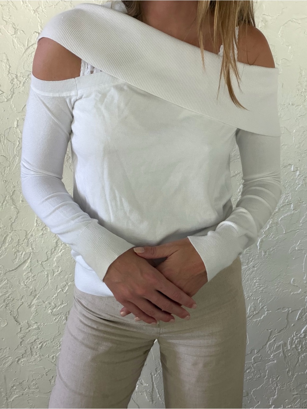 L'AGENCE Off-Shoulder Cold-Shoulder Rib Trim Top in White